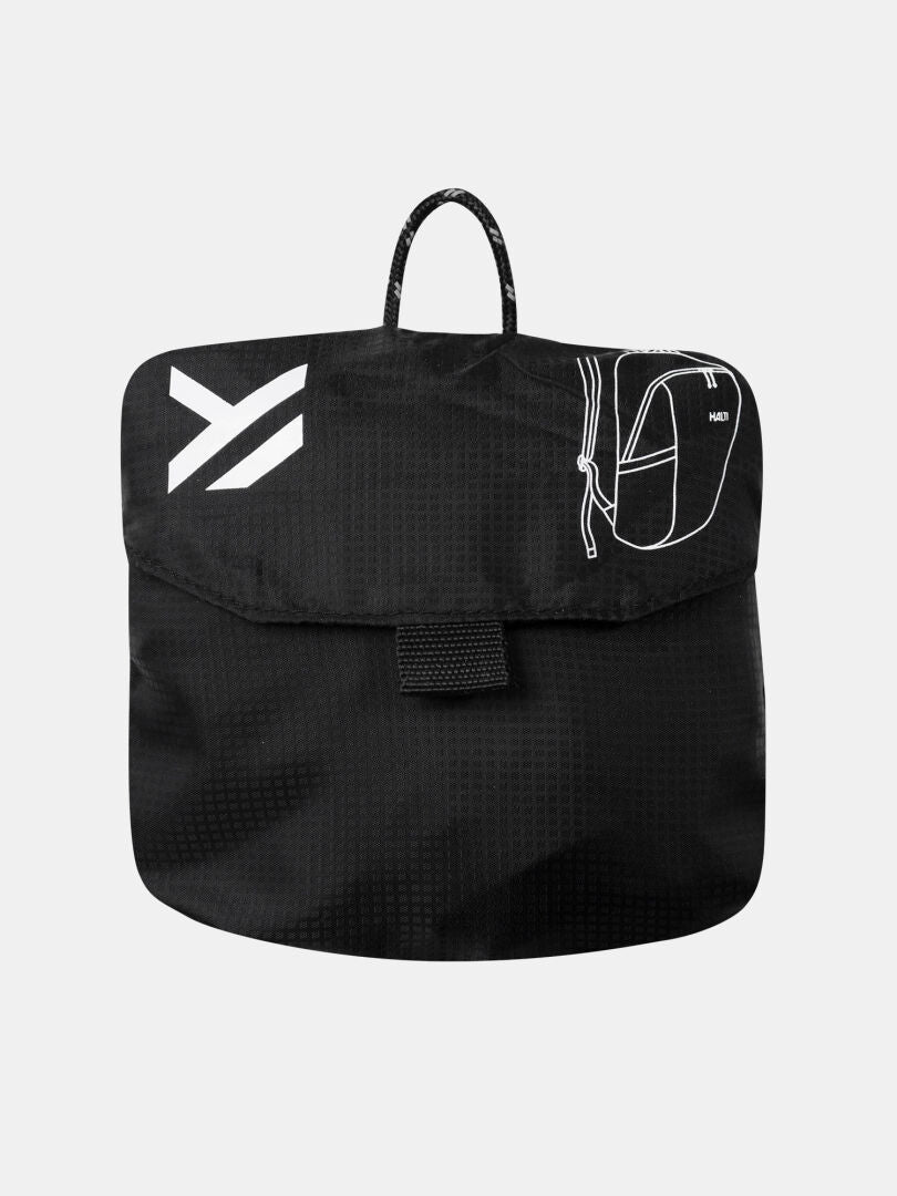 Halti Streetpack Reppu: musta suorakulmainen läpällinen pussi, valkoinen grafiikka, silmukkakahva, kierrätettyä nailonia.