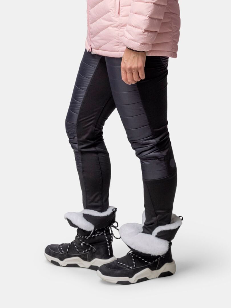 Henkilö, jolla on vaaleanpunainen puskuritakki, mustat legginsit ja Halti Jeti DX Talvikenkä Naisten valkoisella pohjalla.