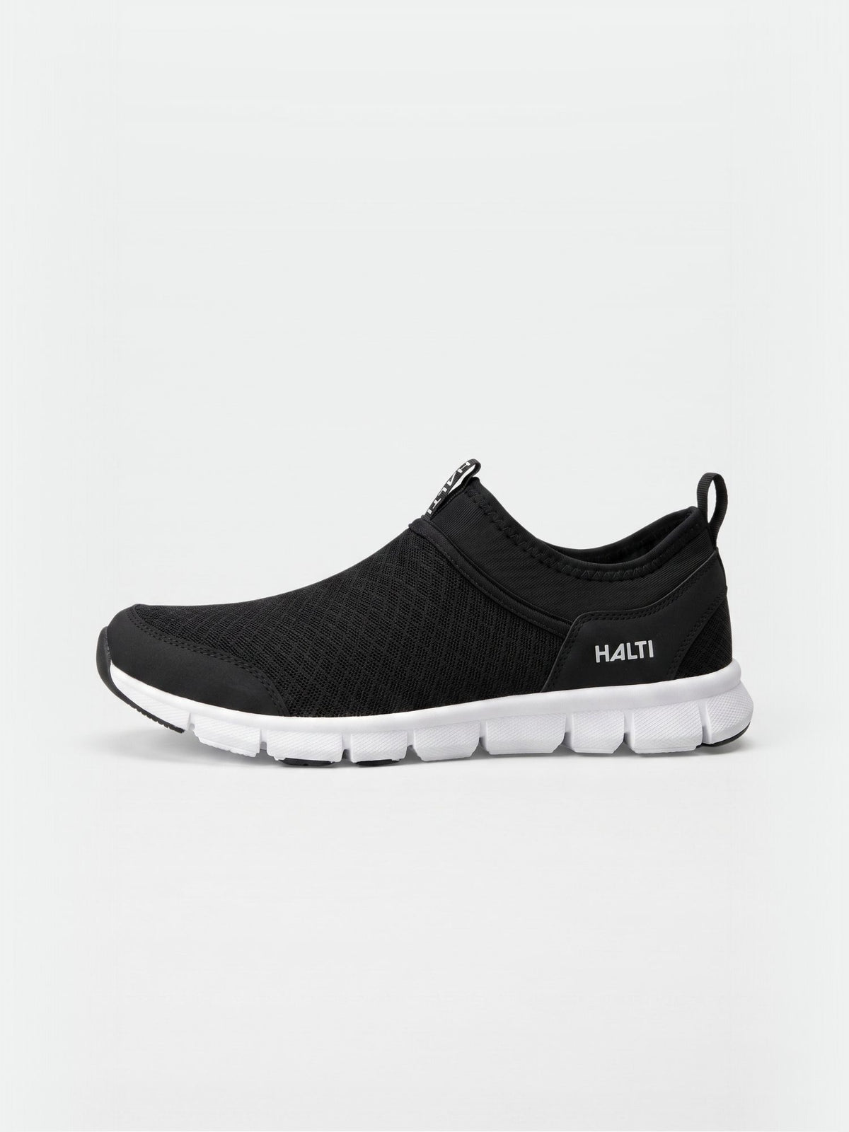 Halti Lente 3 miesten mustissa slip-on vapaa-ajan kengissä on valkoinen pohja ja sivussa HALTI, vasen näkymä.