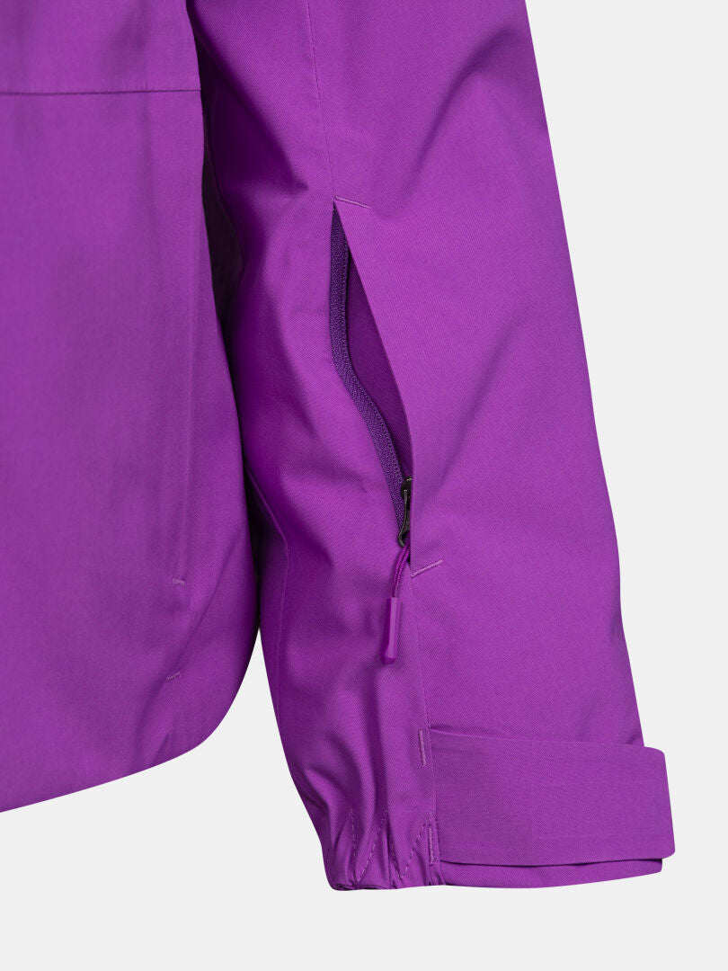 Lähikuva violetin Melvik DX Laskettelutakki Naisten -takkiin hihasta, jossa on vetoketjullinen tuuletusaukko kainalossa.