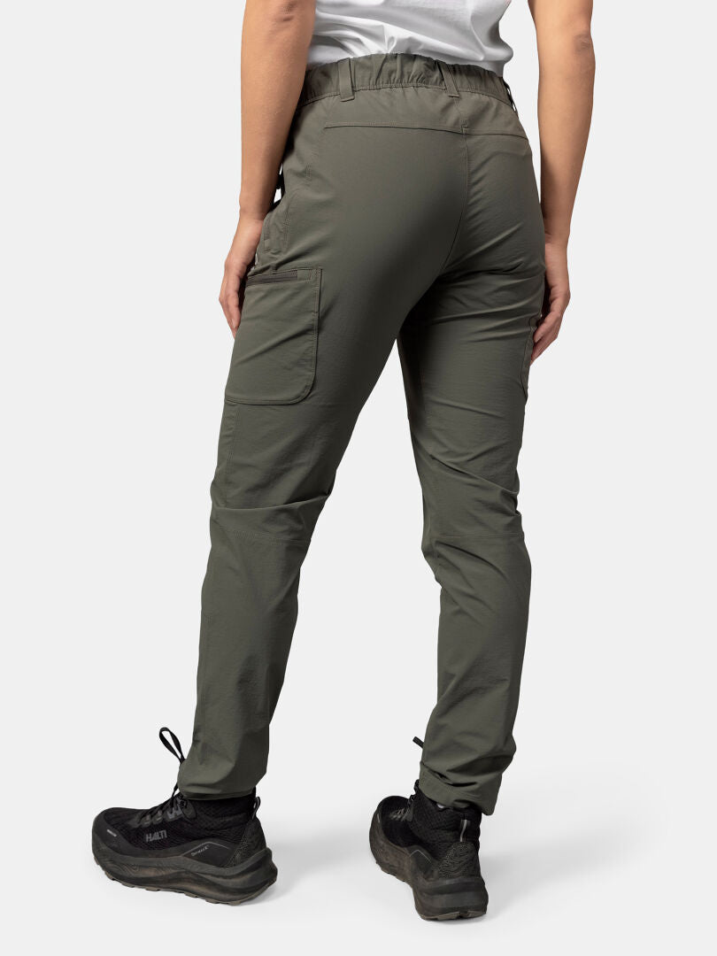 Henkilöllä on yllään Halti Pallas Evo X-stretch Housut Naisten oliivinvihreä, kuvattu takaa.