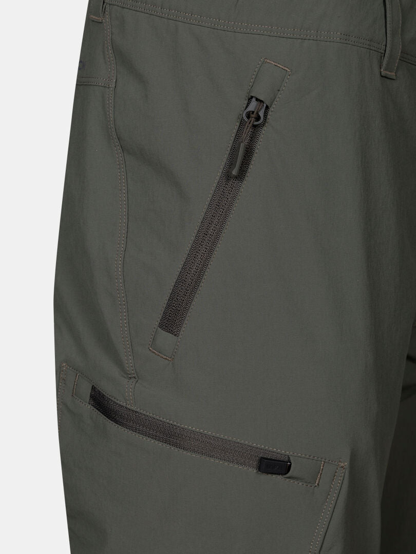 Lähikuva Halti Pallas Evo Plus X-stretch ulkoiluhousut naisten kahdella vetoketjutaskulla ja näkyvillä tikkauksilla.