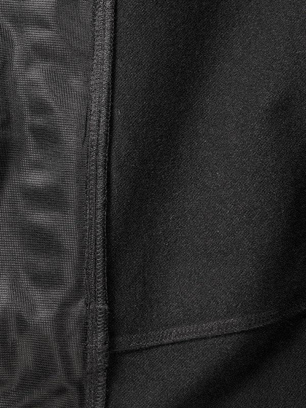Halti Pallas Evo Brushed X-stretch Takki Naisten lähikuva, jossa näkyy musta kangas, sauma ja kuvioitu pinta.