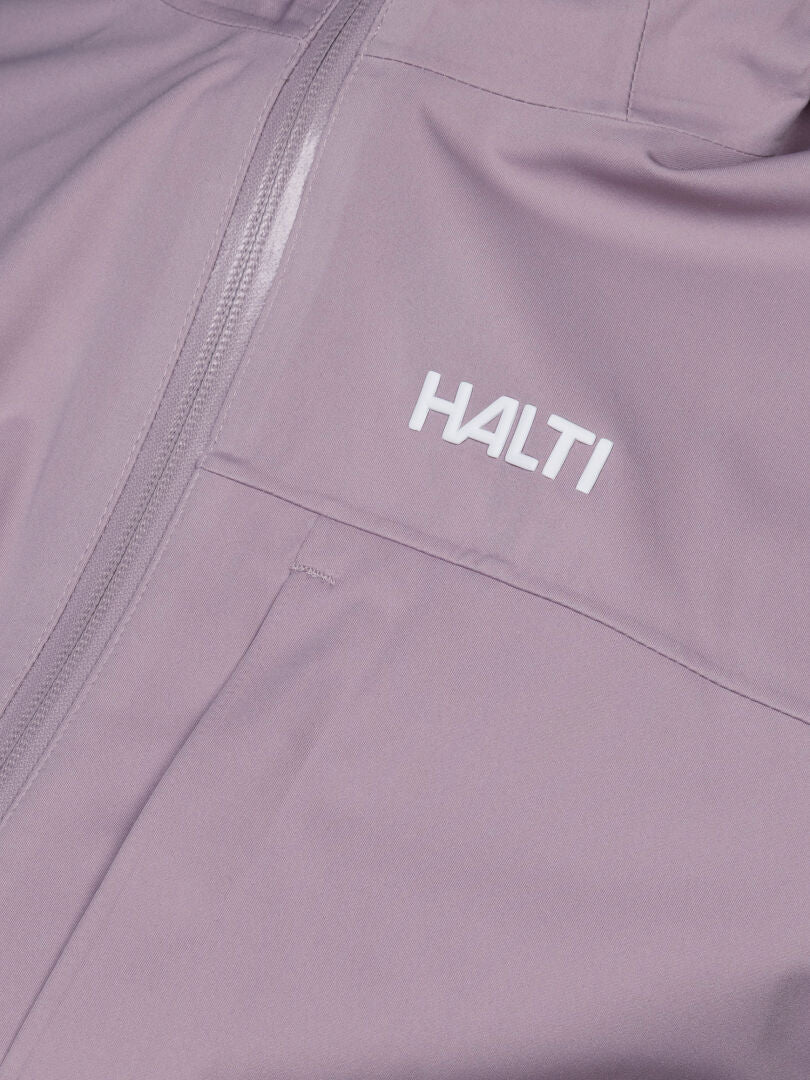 Lähikuva vaaleanvioletti Taival DX 3L Takki Naisten takki, jossa on vetoketju ja Halti-logo valkoisella rinnassa.