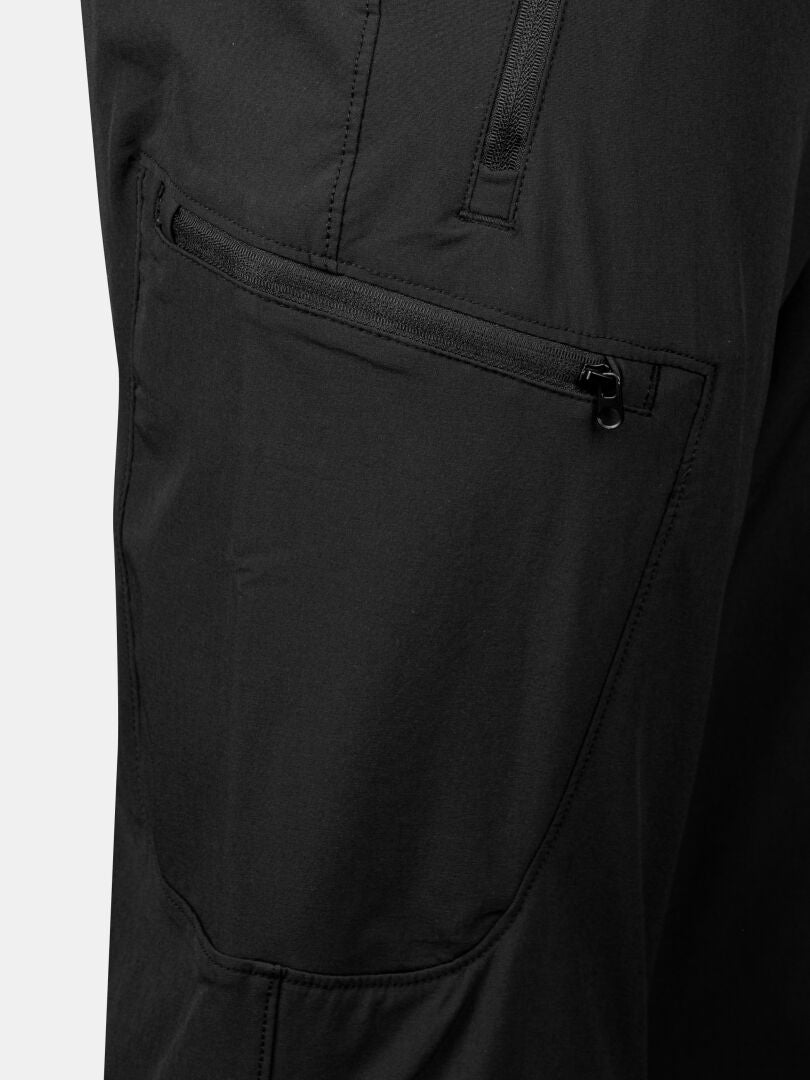 Lähikuva Halti Pallas X-stretch Ulkoiluhousut Naisten jalasta, jossa on X-stretch-kangas ja vetoketjullinen tasku.