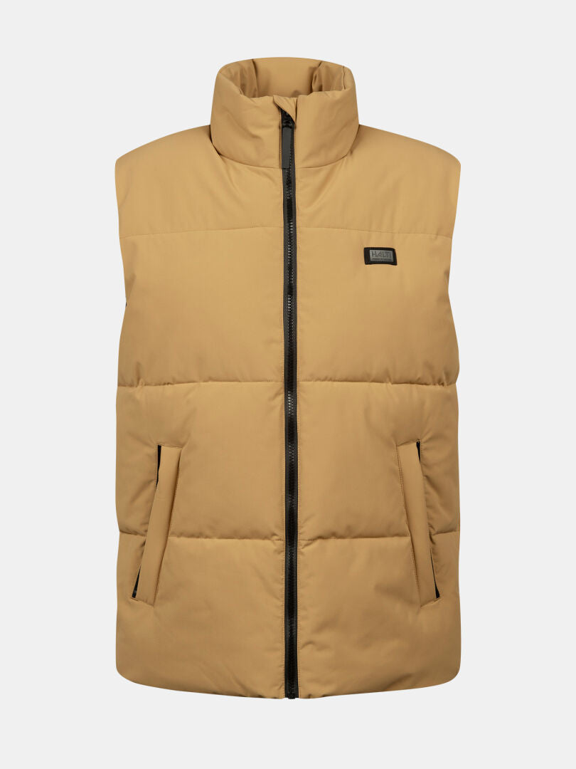 Halti Penger Classic Puffer Liivi Miesten: tan, kierrätettyä polyesteriä, vetoketju edessä, korkea kaulus ja 2 sivutaskua.