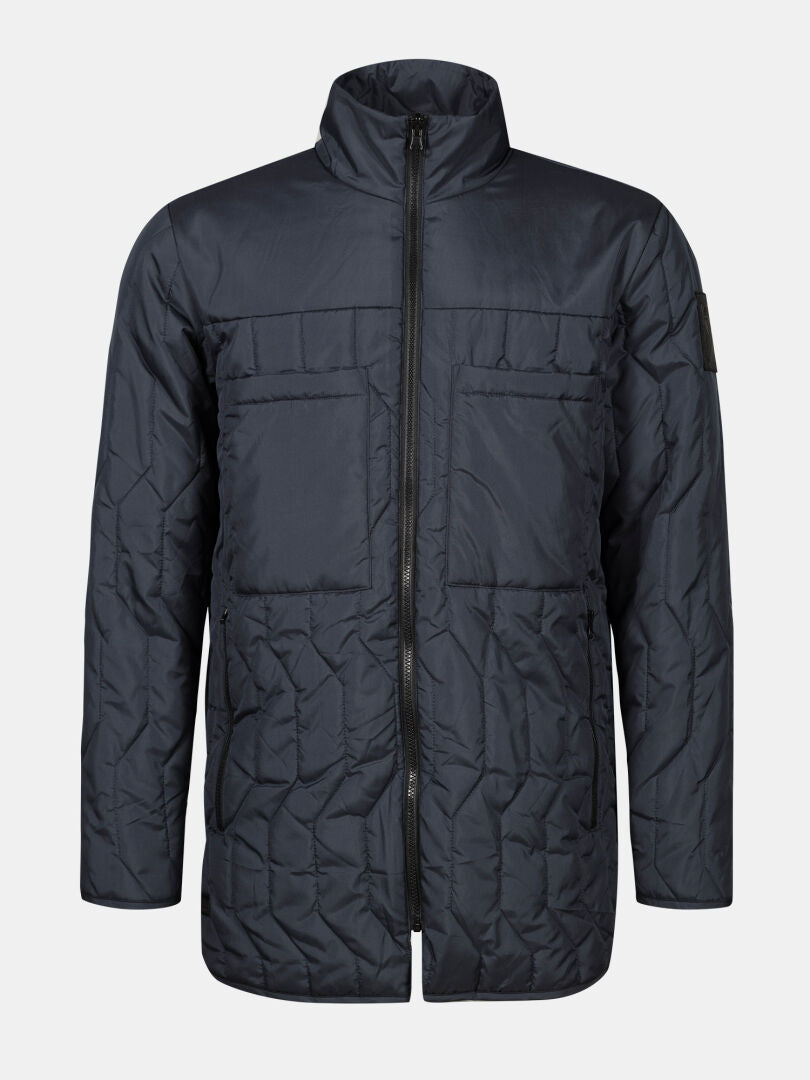 Halti Synkas II 3in1 DX Parka Miesten: musta tikattu takki, jossa on vetoketju edessä, 2 rinta- ja 2 sivutaskua.