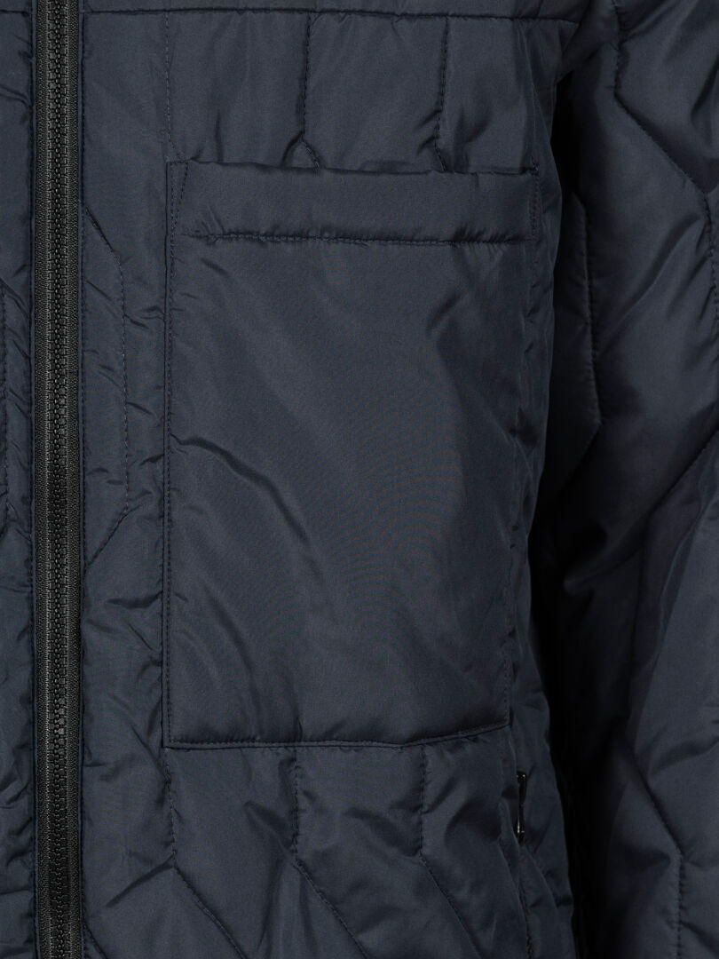 Lähikuva Halti Synkas II 3in1 DX Parka Miesten, jossa on tumma tikkaus, vetoketju ja vasen rintatasku.