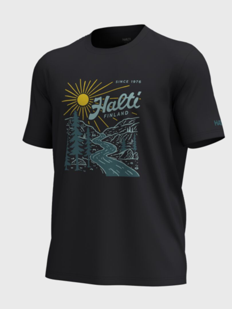 Halti Vehka Unisex -T-paita: musta T-paita, jossa on aurinko, joki, puita ja vuoria, pehmeää luomupuuvillaa.