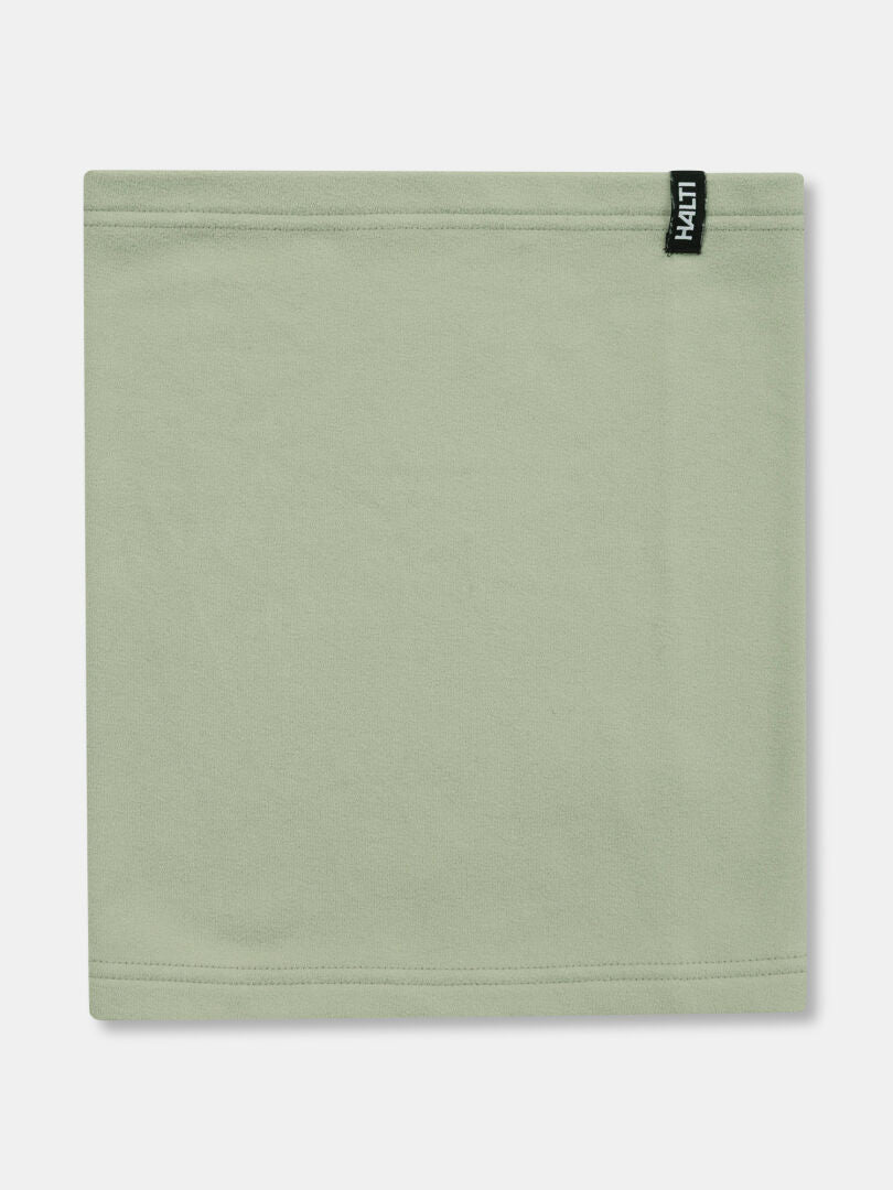 Sage-vihreä Halti Trone Fleece Tuubihuivi -kaulahuivi, jonka oikeassa yläkulmassa on pieni tuotemerkkilappu.