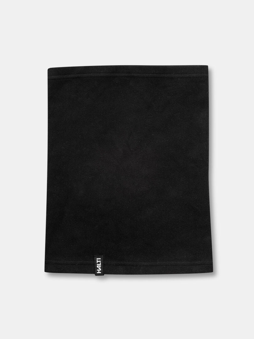 Musta Halti Trone Fleece -putkahuivi, jonka alareunassa on pieni tuotemerkkilappu.