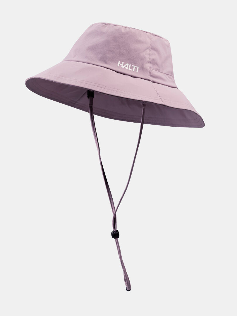 Halti Luovi Lierihattu on vaaleanvioletti sankohattu, jossa on UPF 90+, leukahihna ja HALTI-logo edessä.