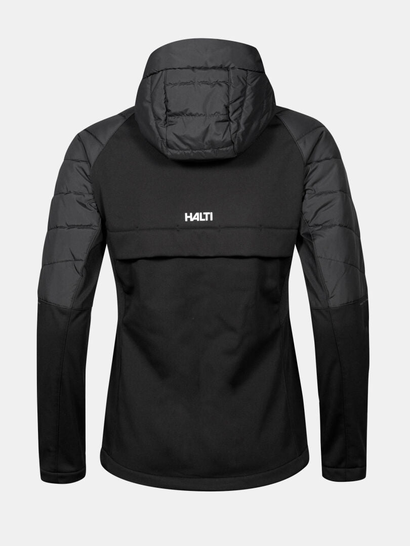 Halti Hanki 2 Hybrid Plus: musta softshell-takki, jossa huppu, tikattuja hihoja ja valkoinen Halti-kuvio yläselässä.