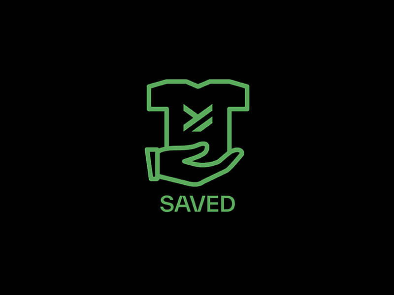 T-paidan vihreä ääriviiva, jonka alla käsi ja sen alla sana SAVED mustalla pohjalla.