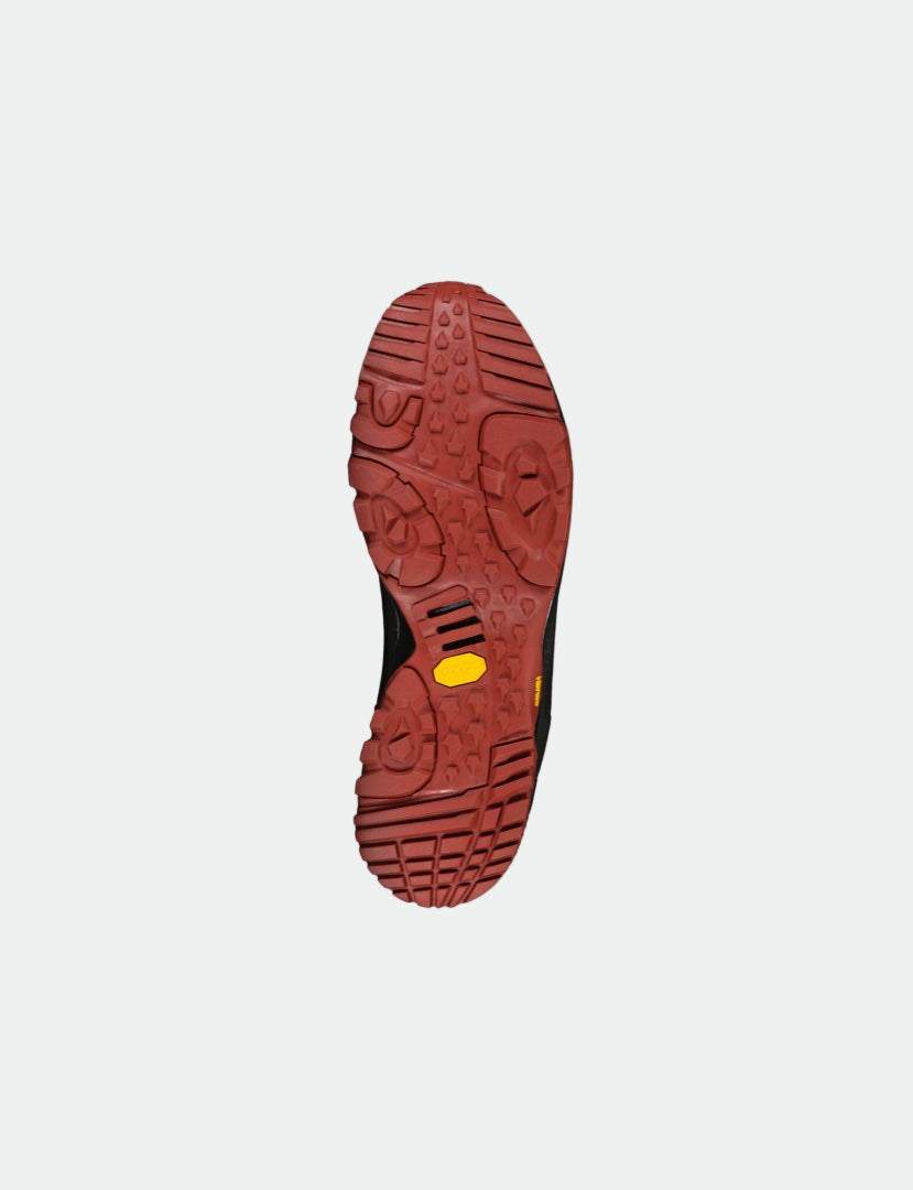Punainen Halti Rorvik Mid DX Vaelluskenkäpohja, jossa on Vibram-profiili ja keltainen logo, kuvattuna alhaalta valkoisella pohjalla.