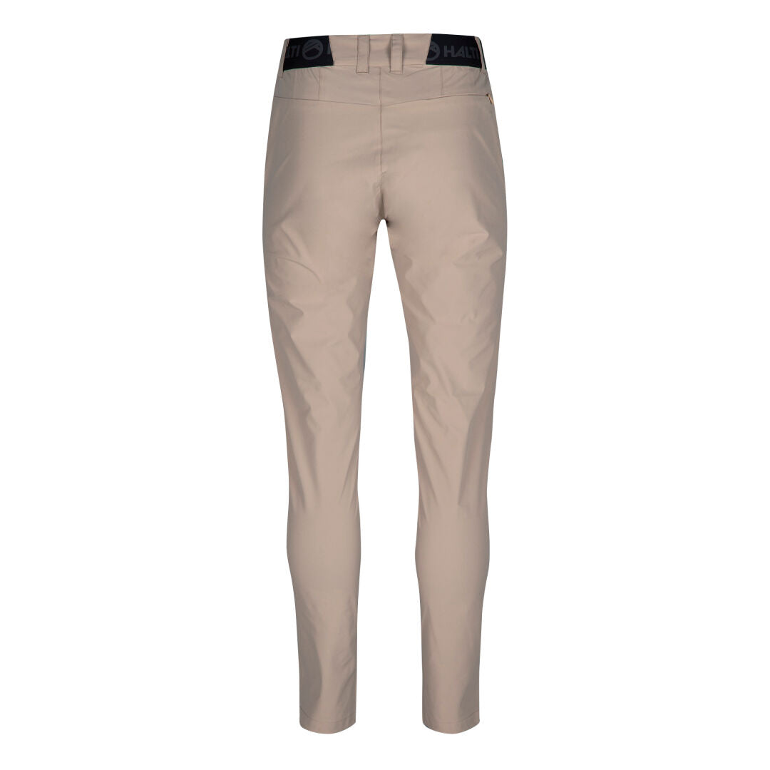 Halti Drive X-stretch Naisten chinot beige, jossa on musta vyötärökaitale, etulokasuojus ja ei näkyviä taskuja valkoisella pohjalla.