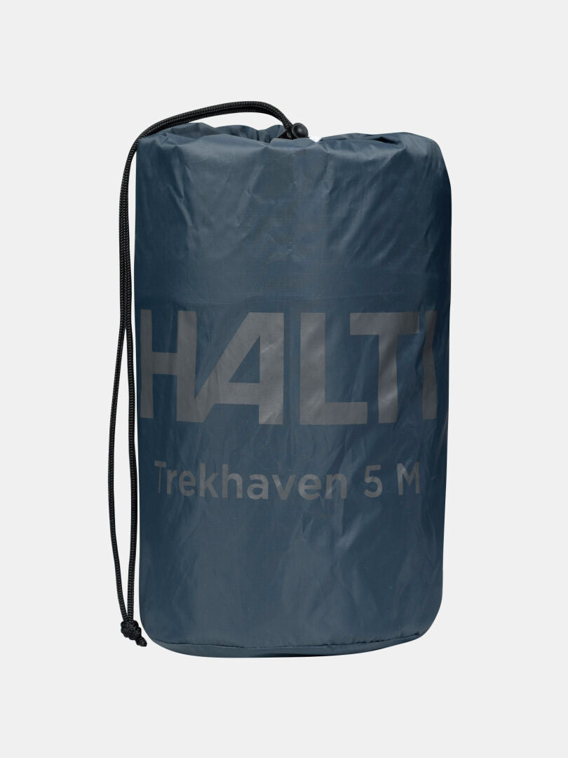 Tummansininen Halti Trekhaven 2,5L Makuualusta -laukku, jossa on kiristysnauha, seisoo pystyssä vaalealla taustalla.