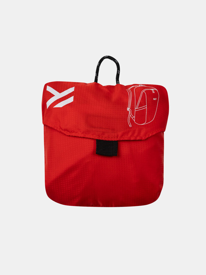 Kierrätetystä nailonista valmistettu punainen Halti Streetpack Reppu pakkautuu pussiinsa, jossa on valkoinen brändi- ja reppugrafiikka.