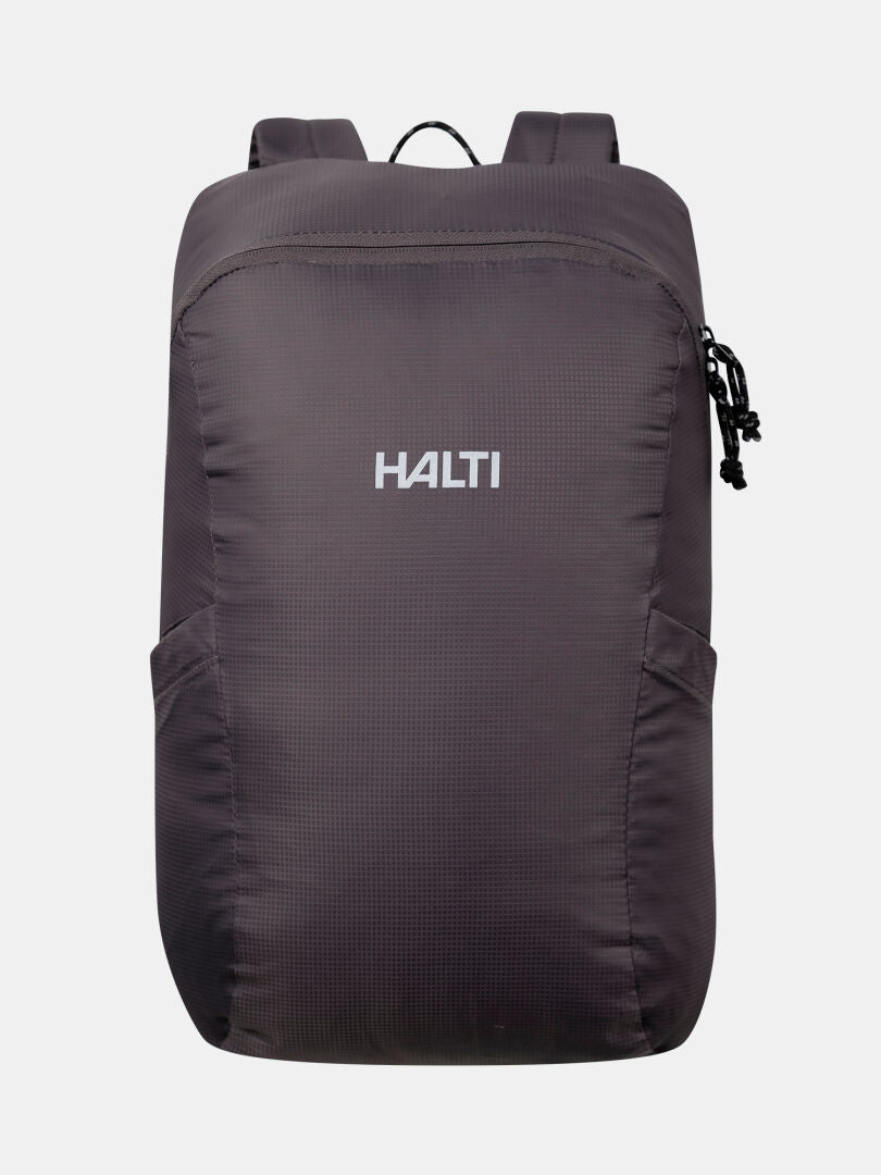 Edestä katsottuna musta Halti Streetpack Reppu, jossa on vetoketjullinen yläosa ja sivutaskut, vaalealla pohjalla.