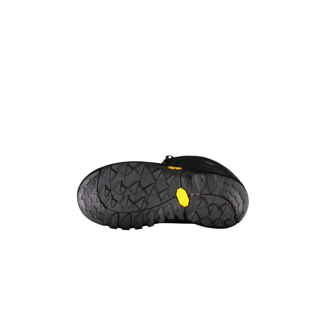 Halti Inari Lasten DrymaxX Talvikenkä alhaalta päin, teksturoitu Vibram-pohja ja keltainen logo keskellä.