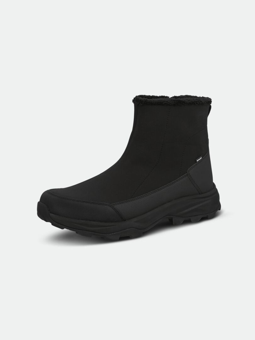 Halti Nanook 3 DX Nastakenkä on musta keskikokoinen kenkä, jossa on paksu pohja-täydellinen liukkaalle kelille.