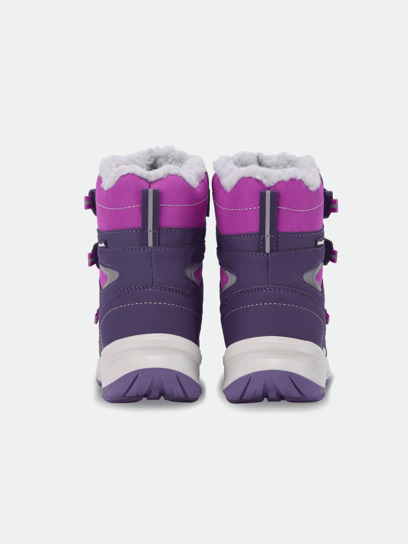 Halti Reiss 3 DX -lasten talvikenkiä, värit violetti ja vaaleanpunainen, harmaat pohjat; kuvassa takapuolelta yksivärisellä taustalla.
