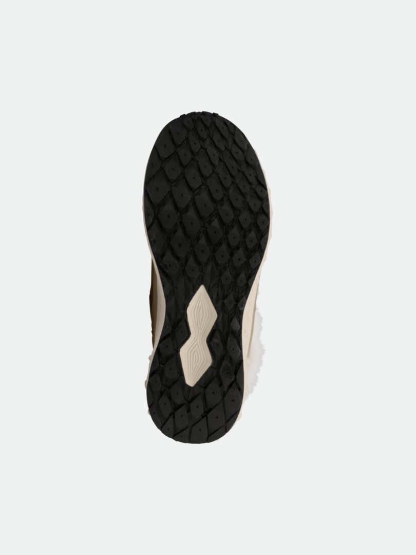 Kuvassa Halti Skene DX Naisten talvikengän musta, kuvioitu pohja, jonka keskellä on beige osa.