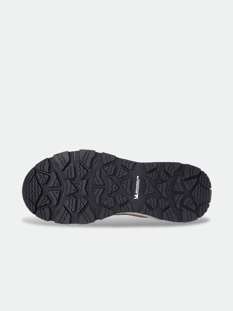 Black Mukluk DX IC Talvikenkä Naisten -saappaiden pohjassa on syvä Michelin Friction Ice Control -kuvio ja Michelin-logo.