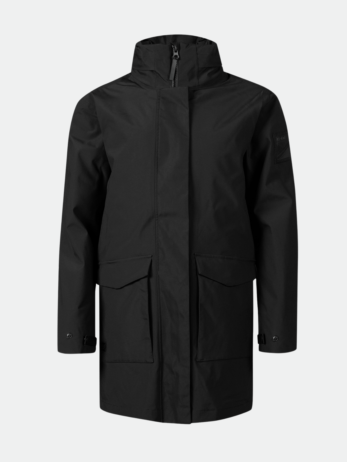 Halti Synkas 3in1 DrymaxX Parka Naisten on musta polvipituinen takki, jossa on vetoketju, korkea kaulus, läppätaskut ja säädettävät hihansuut.