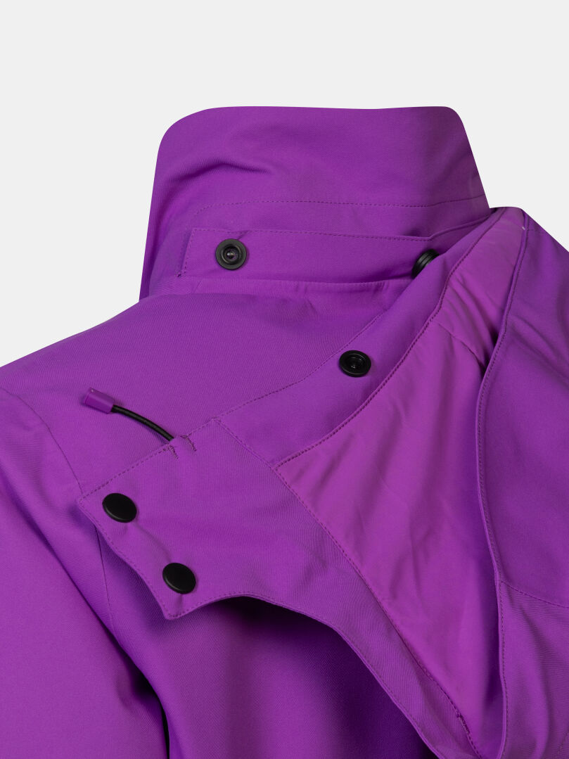 Lähikuva violetin Recier DX Laskettelutakki Naisten -takkiin kauluksesta, jossa on irrotettava huppu ja napit.