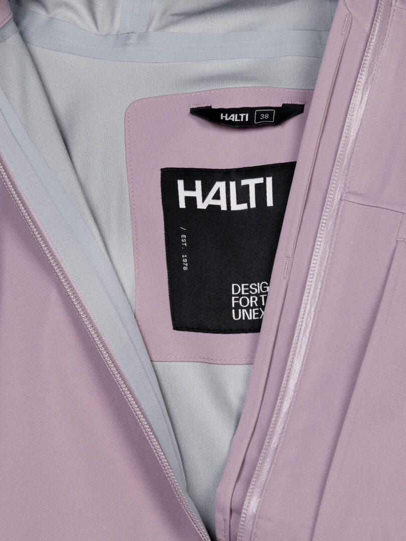 Lähikuva vaalean violetista Taival DX 3L Takki Naisten, jossa näkyy Haltin sisäinen etiketti ja koko 38.