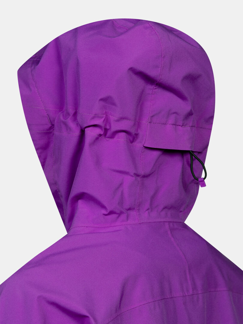 Lähikuva violetin Halti Kaltimo DX Kuoritakki Naisten -takki takapuolesta, jossa on musta kiristysnauha ja näkyvät ompeleet.