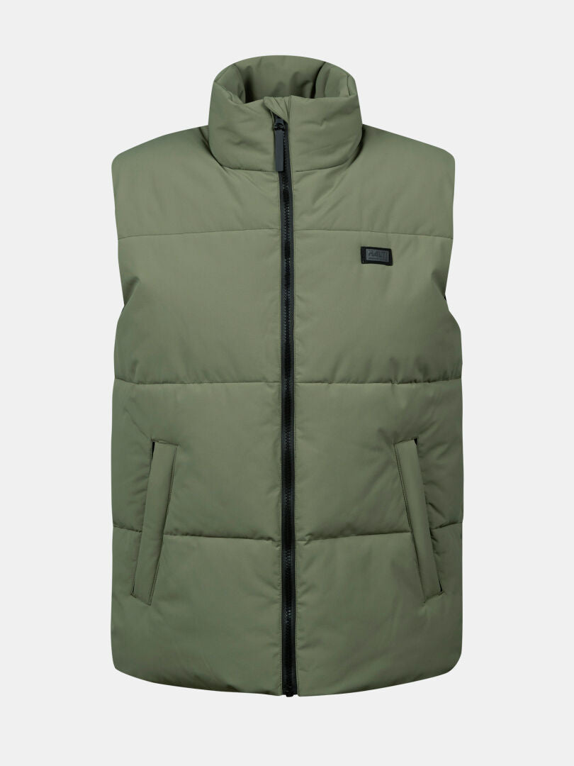 Halti Penger Classic Puffer Liivi Miesten: vihreä, korkea kaulus, musta vetoketju, sivutaskut, logo, kierrätettyä polyesteriä.