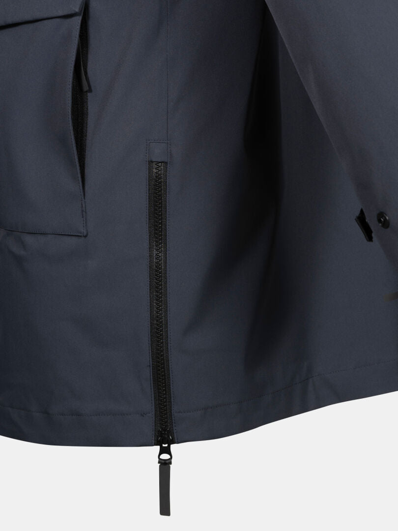 Lähikuva Halti Synkas II 3in1 DX Parka Miesten, tumma, pitkä pystysuora sivuvetoketju ja taskuläppä.