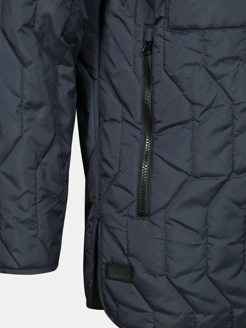 Halti Synkas II 3in1 DX Parka Miesten lähikuva, jossa näkyy sen vetoketjullinen tasku ja yksityiskohtaiset tikkaukset.
