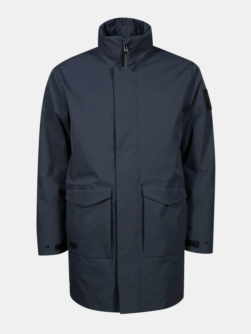 Halti Synkas II 3in1 DX Parka Miesten: tummansininen parka, jossa on korkea kaulus, suuret taskut ja vedenpitävä vetoketju.
