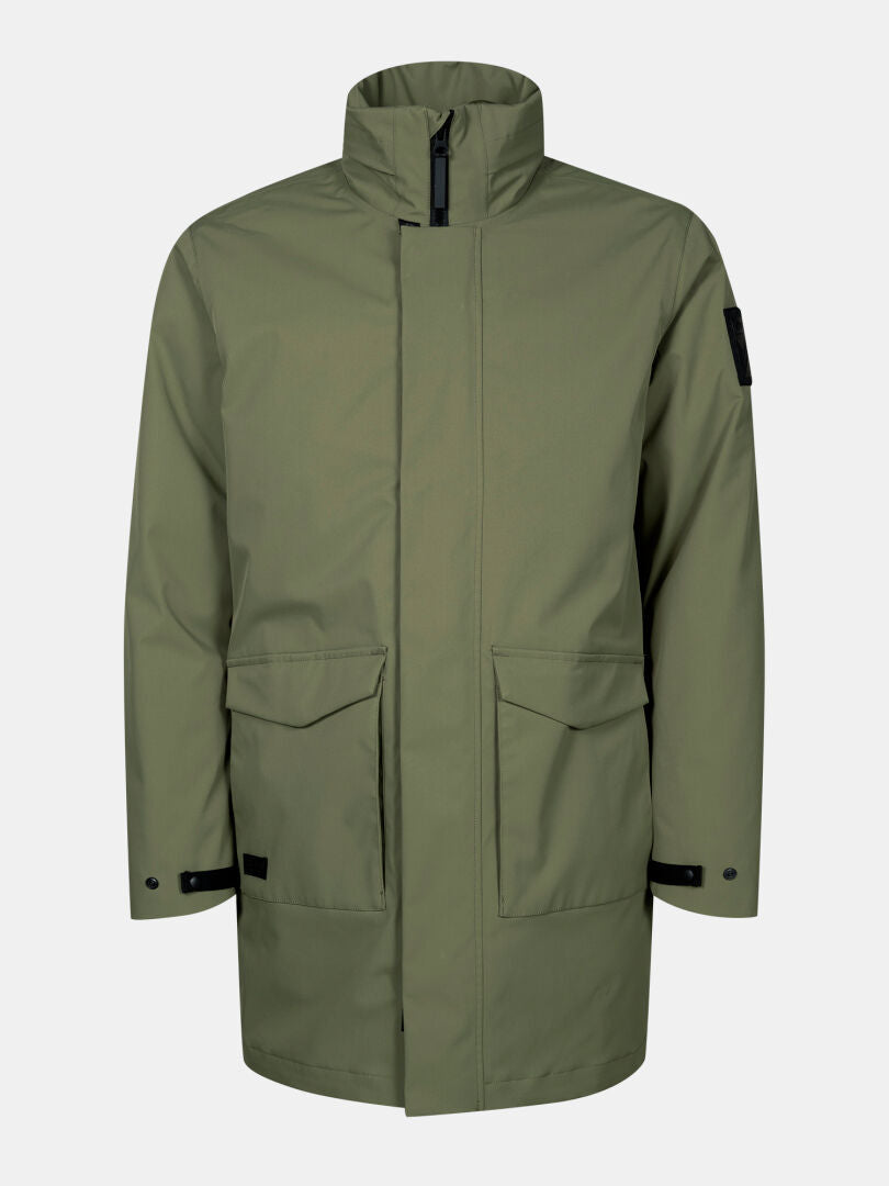 Halti Synkas II 3in1 DX Parka Miesten on pitkä, oliivinvihreä miesten parka, jossa on korkea kaulus ja mustat nappiosat.