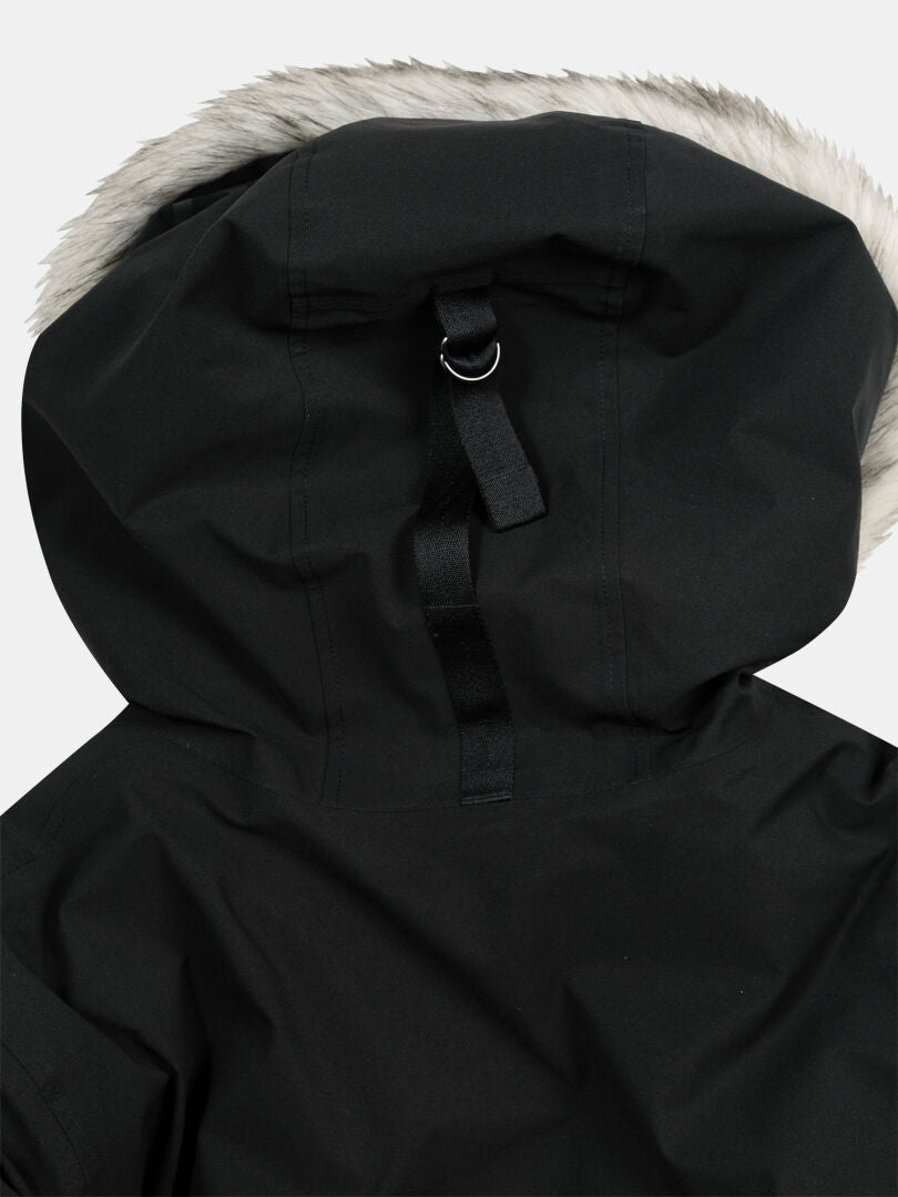 Lähikuva Halti 1976 Down Parka Unisex - lämpimästä talvitakista, jossa on tekoturkisverhoilu ja säädettävä hupun hihna.