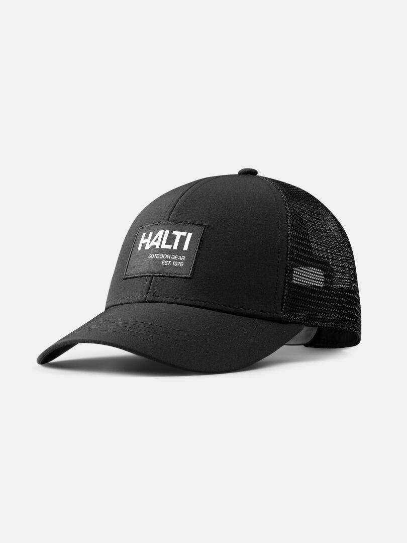 Halti Koskelo Trucker Lippis: musta verkkolippis, jossa on kaareva lippa, säädettävä istuvuus ja edessä HALTI OUTDOOR GEAR -laastari.