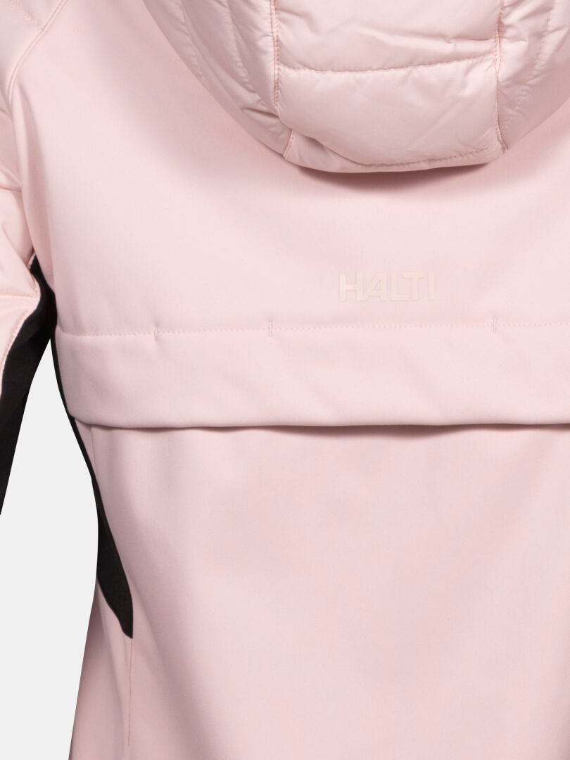 Takakuva Halti Hanki 2 Hybrid Hiihtotakki Naisten Plus -mallistosta vaaleanpunaisena, jossa on Stormwall softshell -materiaali ja logo yläselässä.