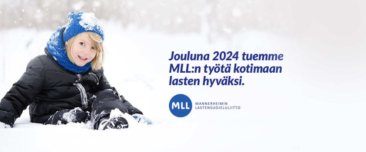 Talvivaatteisiin pukeutunut lapsi istuu lumessa MLL:n lasten hyväksi tekemää työtä tukevan tekstin vieressä, joulu 2024.