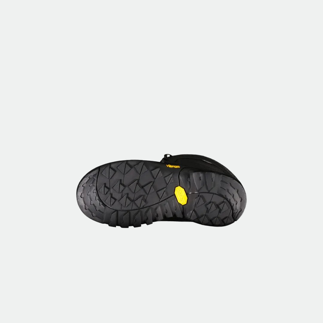 Halti Inari Lasten DrymaxX Talvikenkä -kengät alhaalta päin, joissa on teksturoitu Vibram-pohja ja keltainen Vibram-logo keskellä.