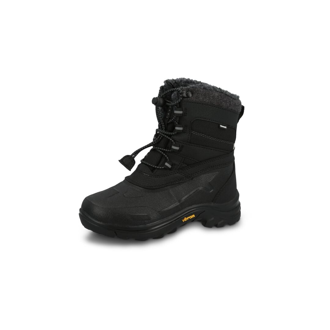 Yksittäinen Halti Inari Lasten DrymaxX Talvikenkä mustana, nauhoilla ja Vibram-pohjalla valkoisella taustalla.