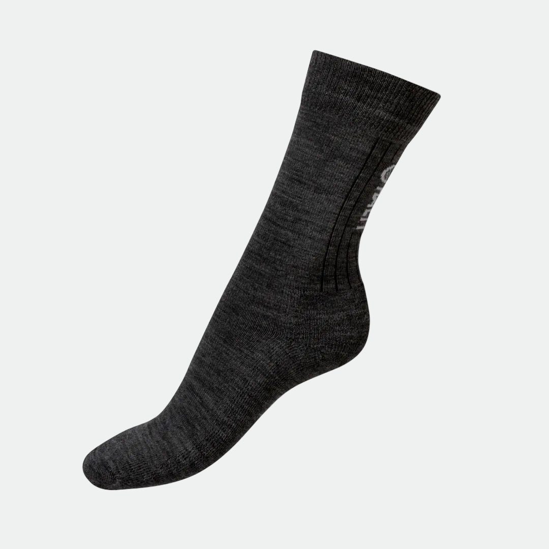 Yksi tummanharmaa Halti Merinovillasukat -unisex-sukka valkoisella taustalla, vasemmalle kulmassa.